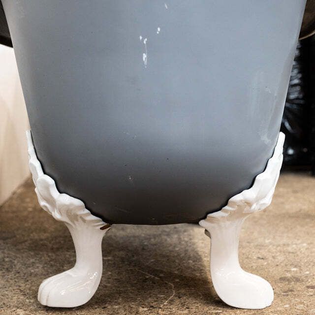 Reclaimed Cast Iron Roll Top Bath Tub With Claw Feet photo buy