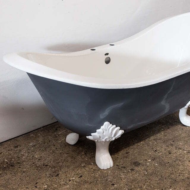 Reclaimed Cast Iron Roll Top Bath Tub With Claw Feet photo vintage