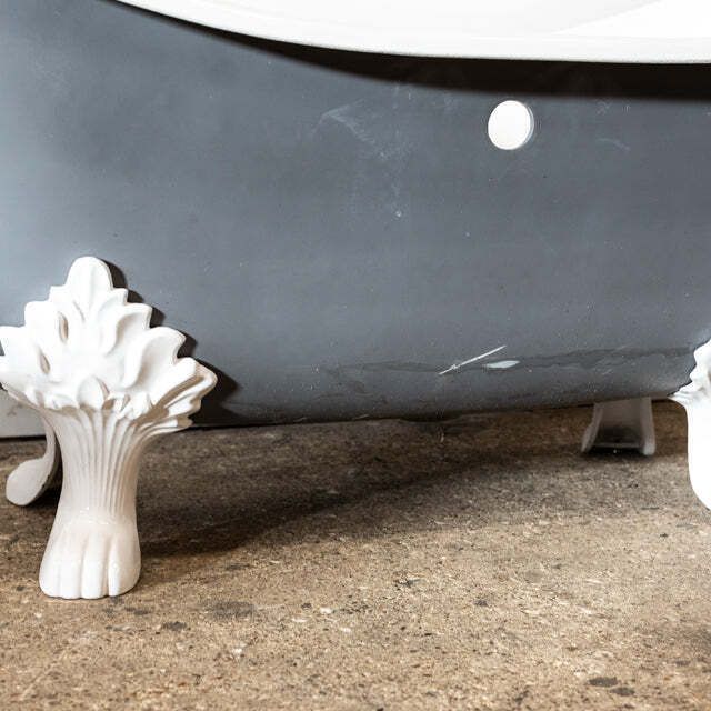950.0 Reclaimed Cast Iron Roll Top Bath Tub With Claw Feet photo