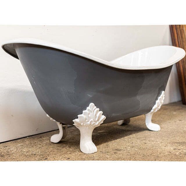 photo vintage Reclaimed Cast Iron Roll Top Bath Tub With Claw Feet