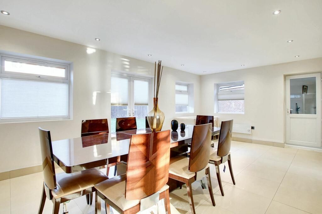 For Sale: Stunning High End Extendable Alf Garda Dining Table   Seats 6 To 8   Immaculate Condition photo furniture