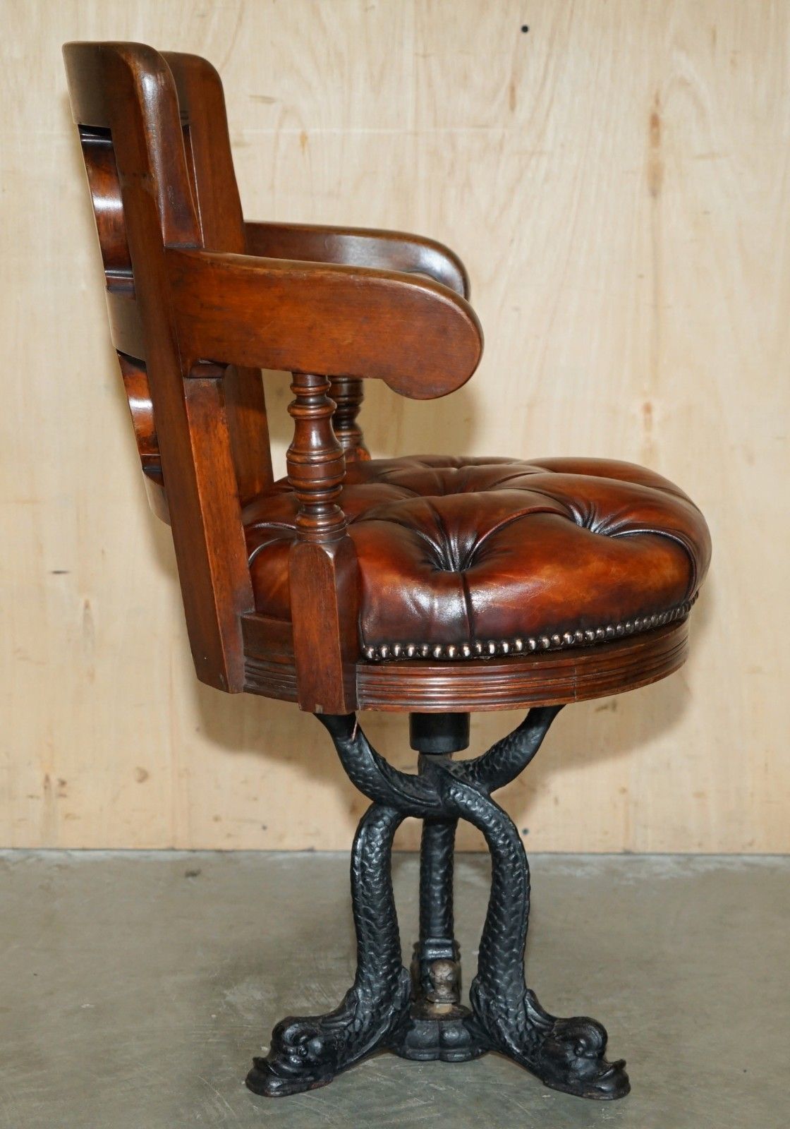 photo vintage Fine Antique Victorian Restored Brown Leather Chesterfield Tufted Captains Chair