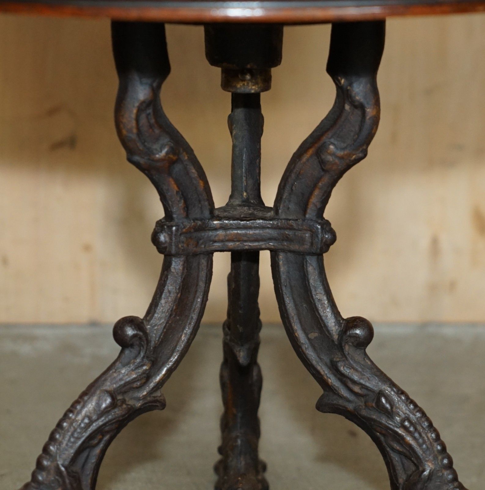 photo vinterior Antique Victorian Restored Brown Leather Chesterfield Tufted Captains Chair