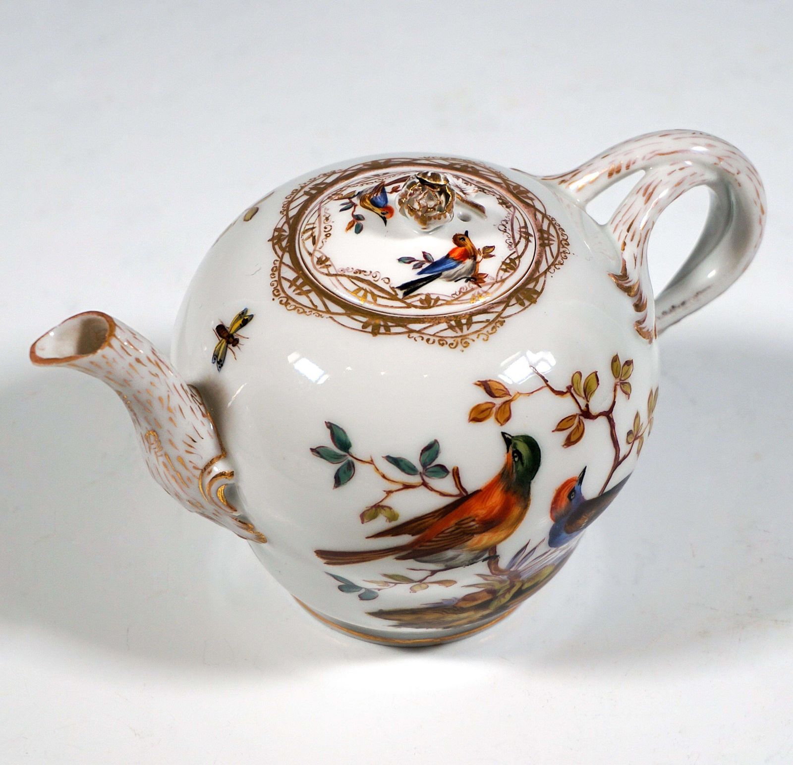 photo furniture Meissen Tea Solitair, Bird & Insect Painting And Gold, Germany, Circa 1820