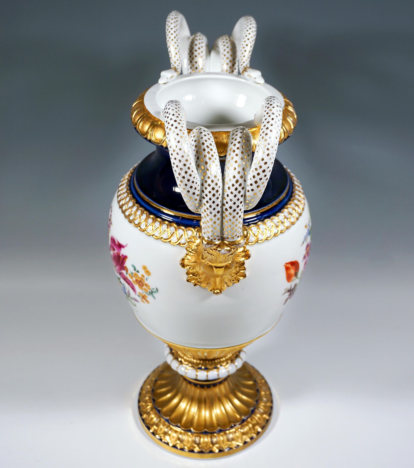 Meissen Snake Handle Vase With Flower Painting And Gilding, By Leuteritz, 20th photo vinterior