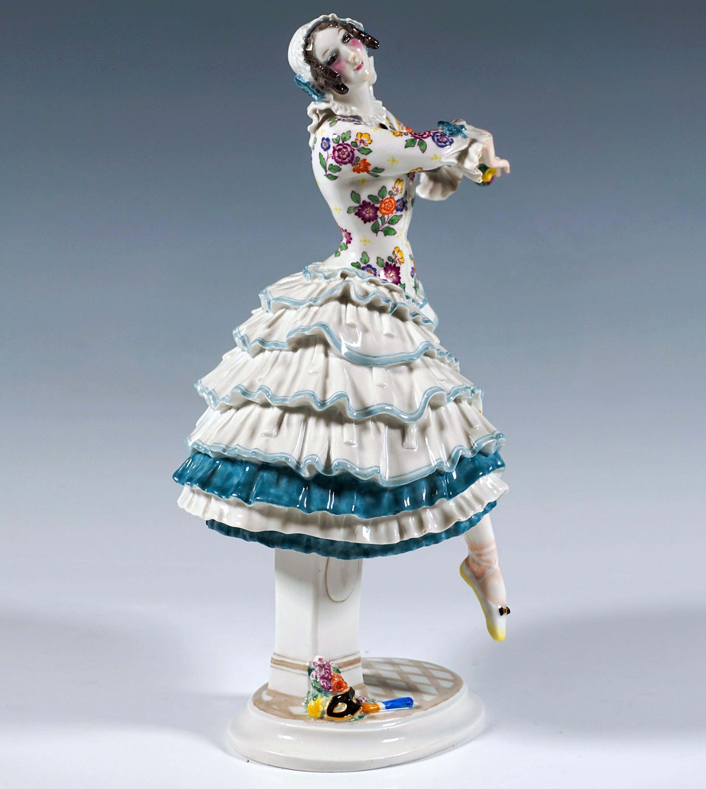 Meissen Figurine 'Chiarina', Russian Ballet 'Carnival', By Paul Scheurich, 20th photo furniture