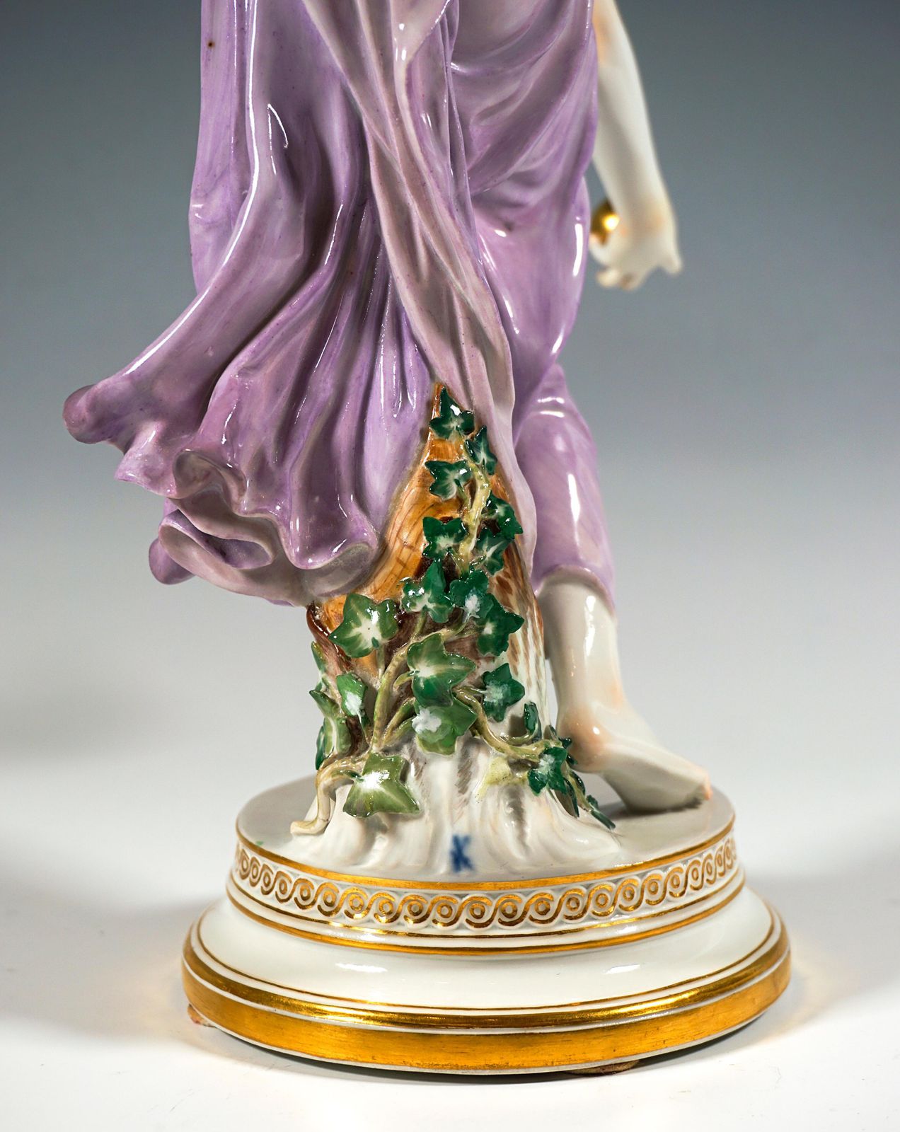 Meissen Art Nouveau Figurine, Young Lady Ball Player By Walter Schott, Ca 1940 photo vinterior