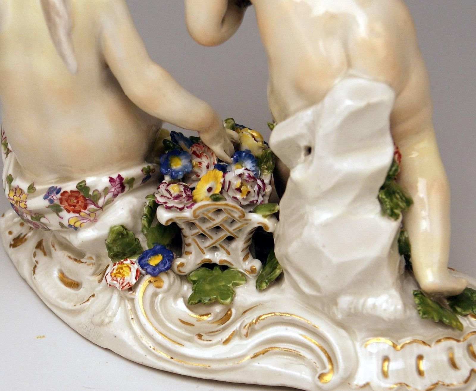 Meissen Rococo Cherubs Cupids Figurines With Flowers Model 2372 Kaendler 1755 60 photo vintage