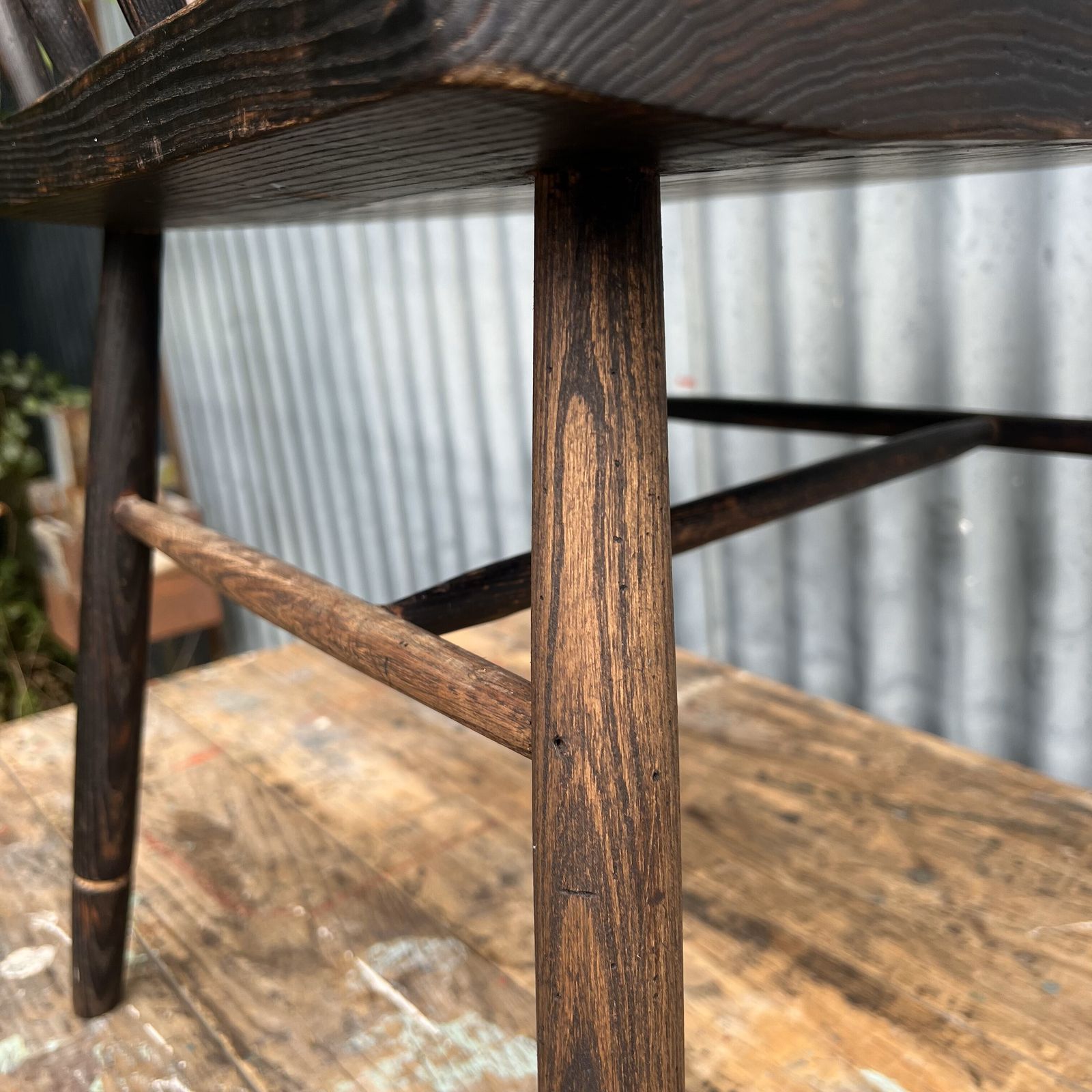 photo vintage Primitive Windsor Stick Style Ebonised Arm Chair