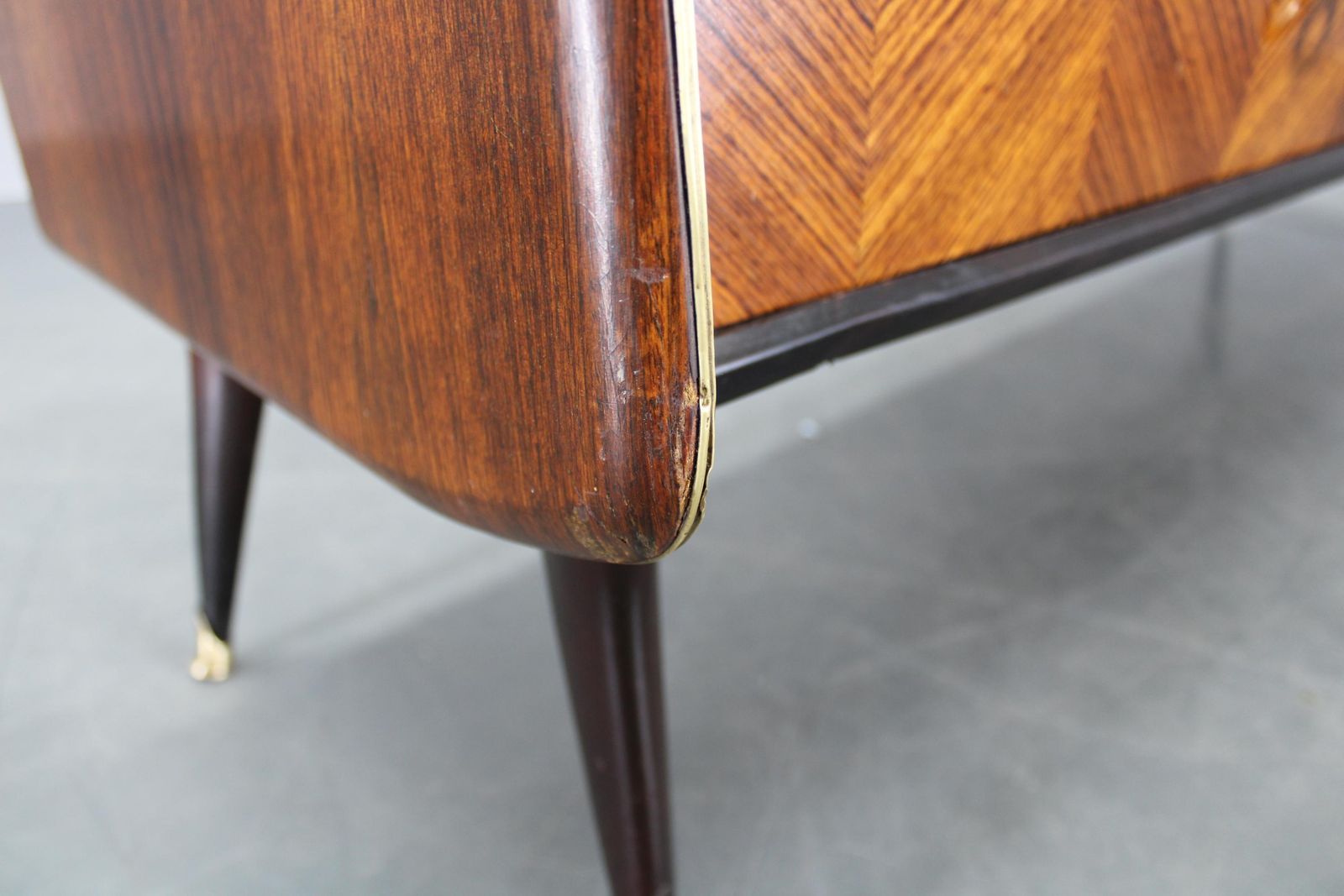 photo vinterior 1950s Organic Italian Sideboard With Glass Top And 4 Drawers