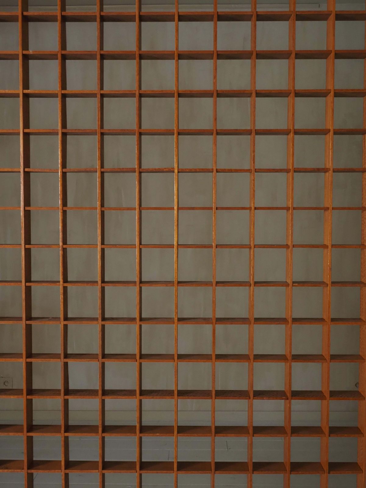 photo furniture Wooden Room Divider With Lattice Design