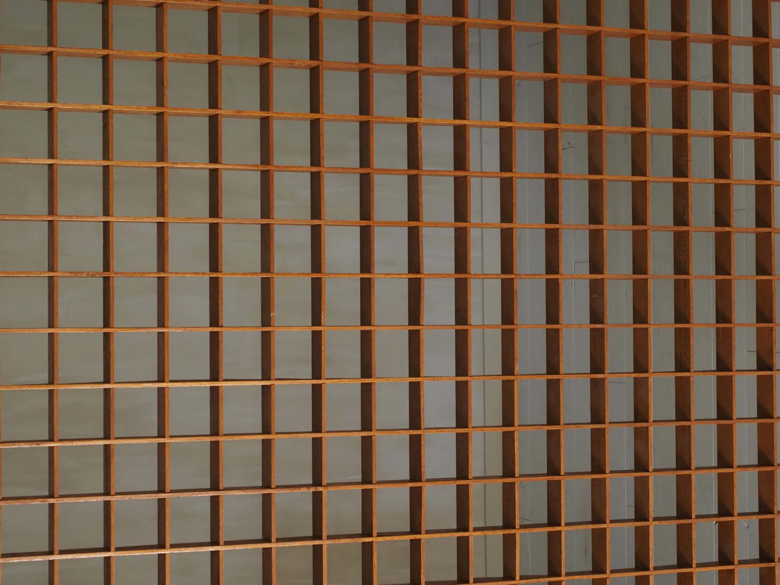photo vinterior Wooden Room Divider With Lattice Design
