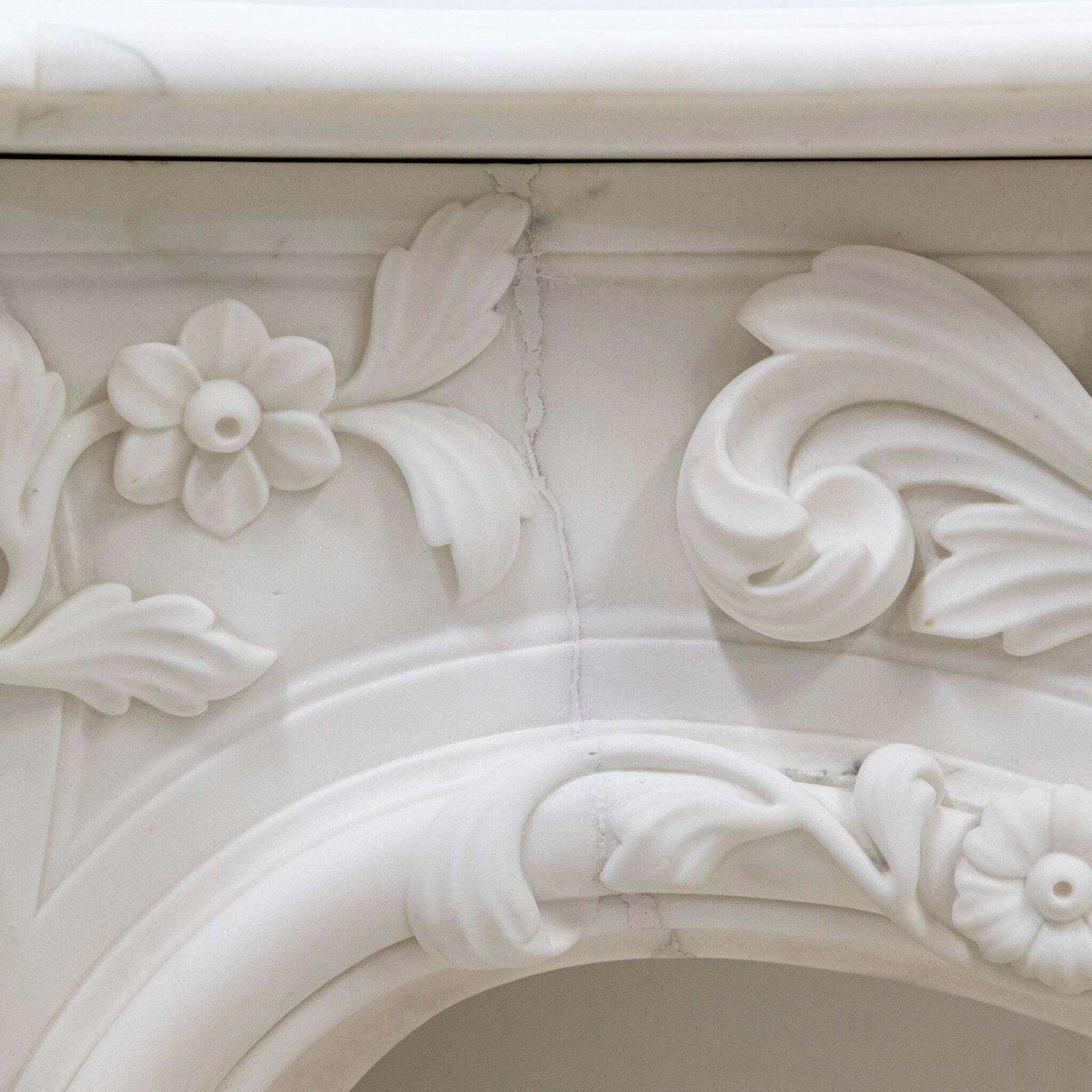 photo vintage Ornate French Louis Style Statuary Marble Fireplace Surround
