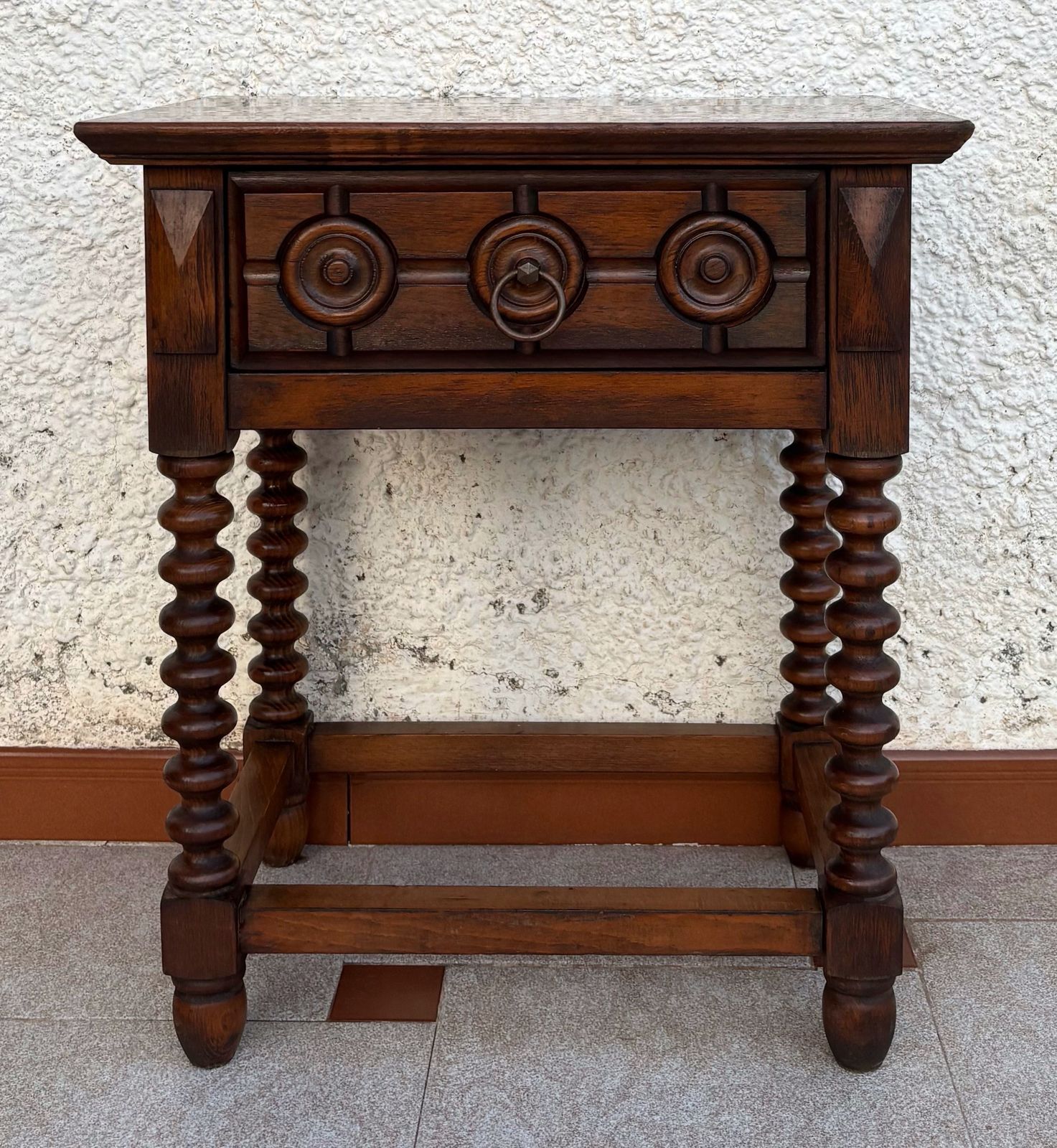 Begin 20e eeuw Spaanse gesneden houten bijzettafel of nachtkastje met één lade photo for sale