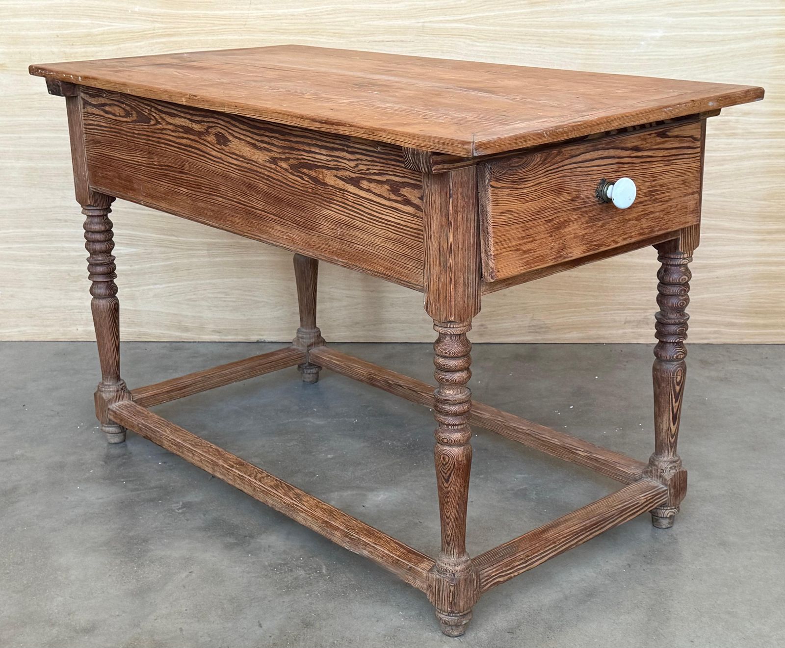 Mobilier Table de réfectoire, de travail ou de cuisine française du début du XIXe siècle, à deux tiroirs photo