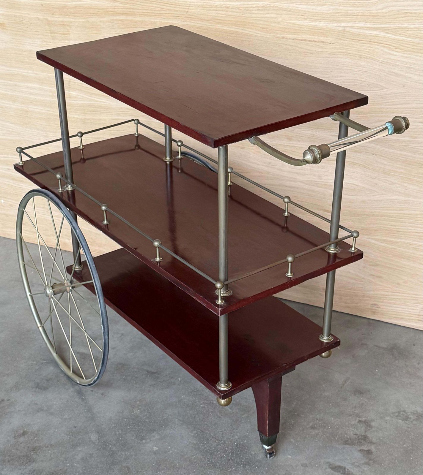 Chariot de bar mid-century en acajou et laiton, Italie, années 1960 - trois niveaux photo vintage