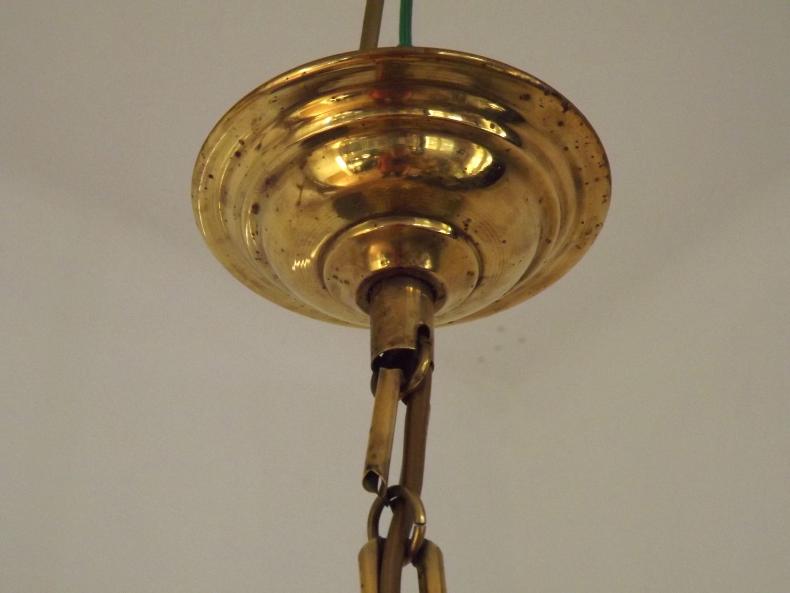 145.0 Plafonnier Art déco français, abat-jour en verre jaune et or, monture en laiton photo