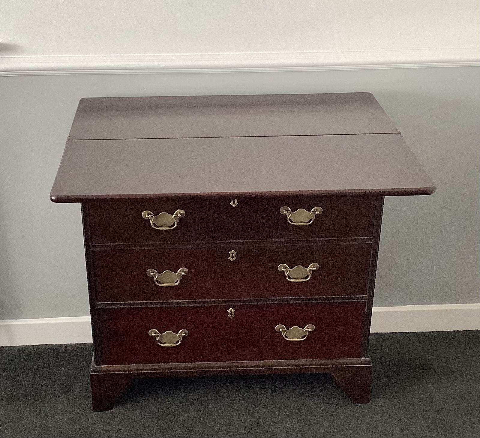Furniture Mahogany Bachelors Chest Of 2 Over 3 Drawers In The Georgian Style. photo