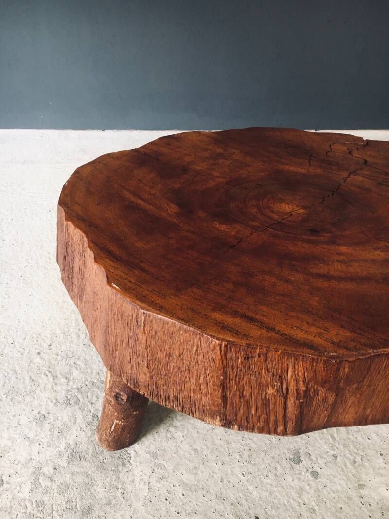 photo furniture Handgemaakte Teakhouten Boomstam Salontafel Op Driepoot, Jaren 1960