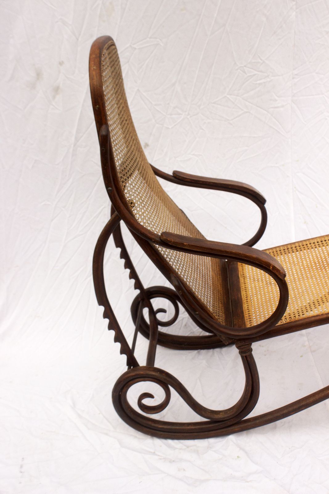 Antique Thonet Bentwood Reclining Daybed, Vienna Ca. 1900 – Adjustable Beechwood Lounge With Wicker Seat photo vinterior