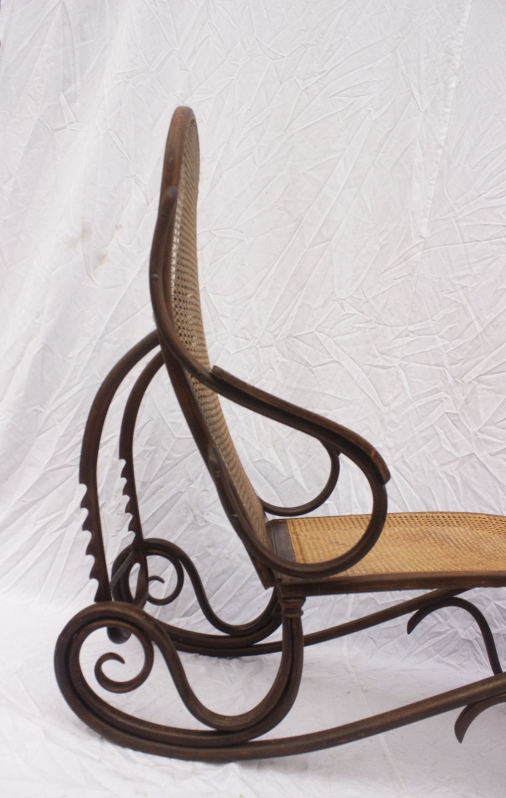 photo furniture Antique Thonet Bentwood Reclining Daybed, Vienna Ca. 1900 – Adjustable Beechwood Lounge With Wicker Seat