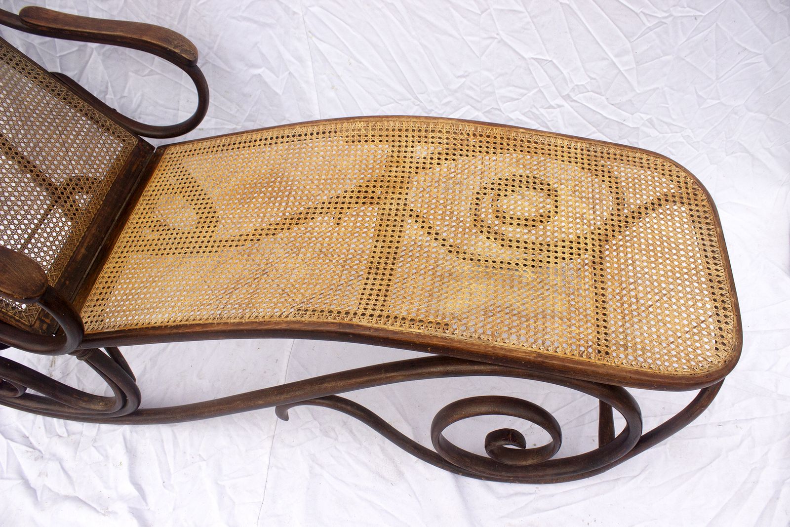 photo vinterior Antique Thonet Bentwood Reclining Daybed, Vienna Ca. 1900 – Adjustable Beechwood Lounge With Wicker Seat