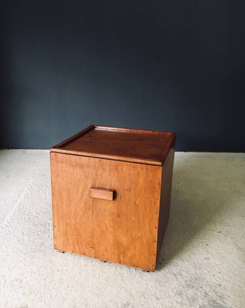 photo for sale Handgemaakte Kubusvormige Bijzettafel Met Opbergruimte, België, Ca. Jaren 1950