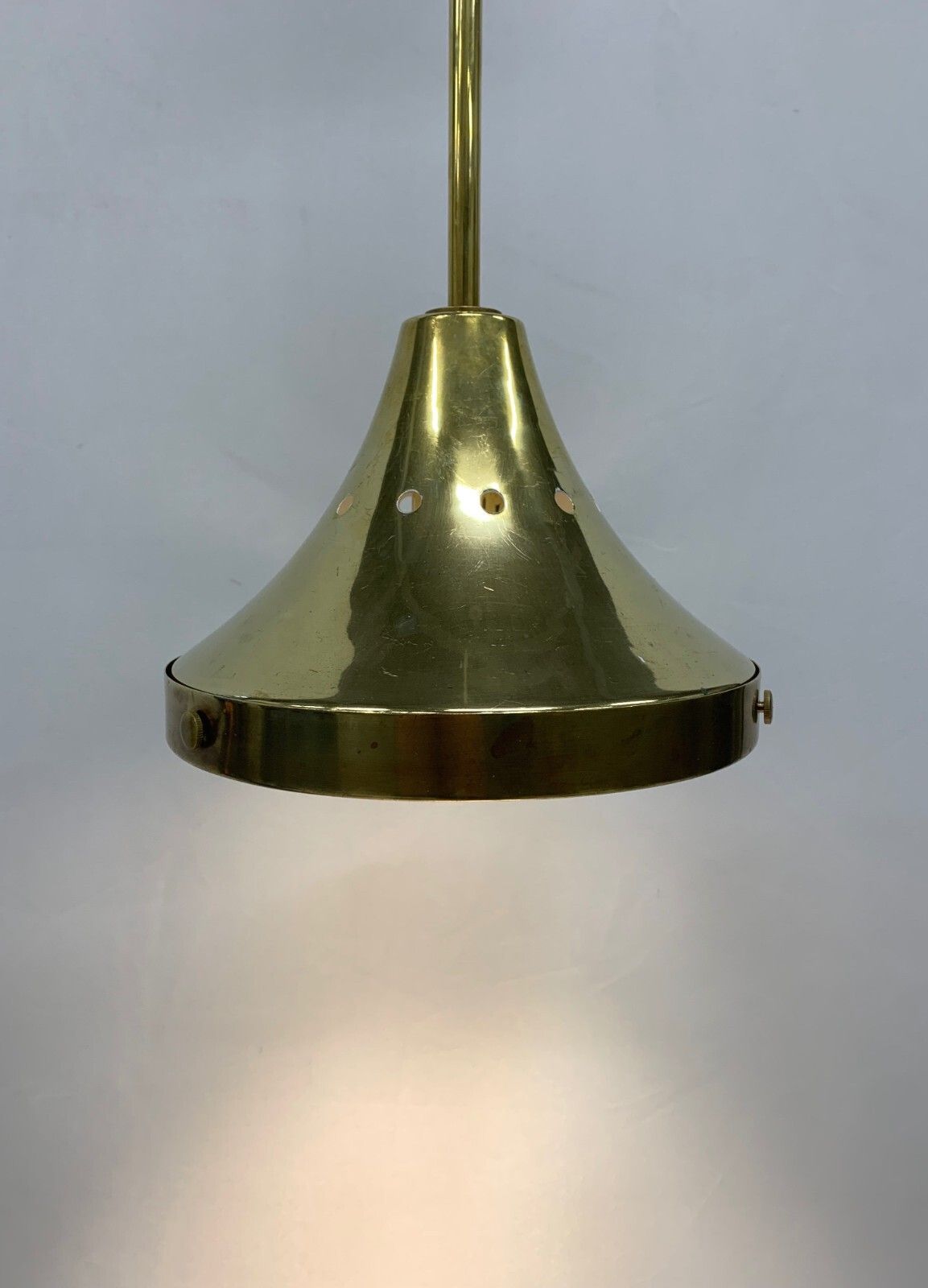 Coppia Lampadari Pendenti  In Ottone Attribuiti A Stilnovo photo for sale
