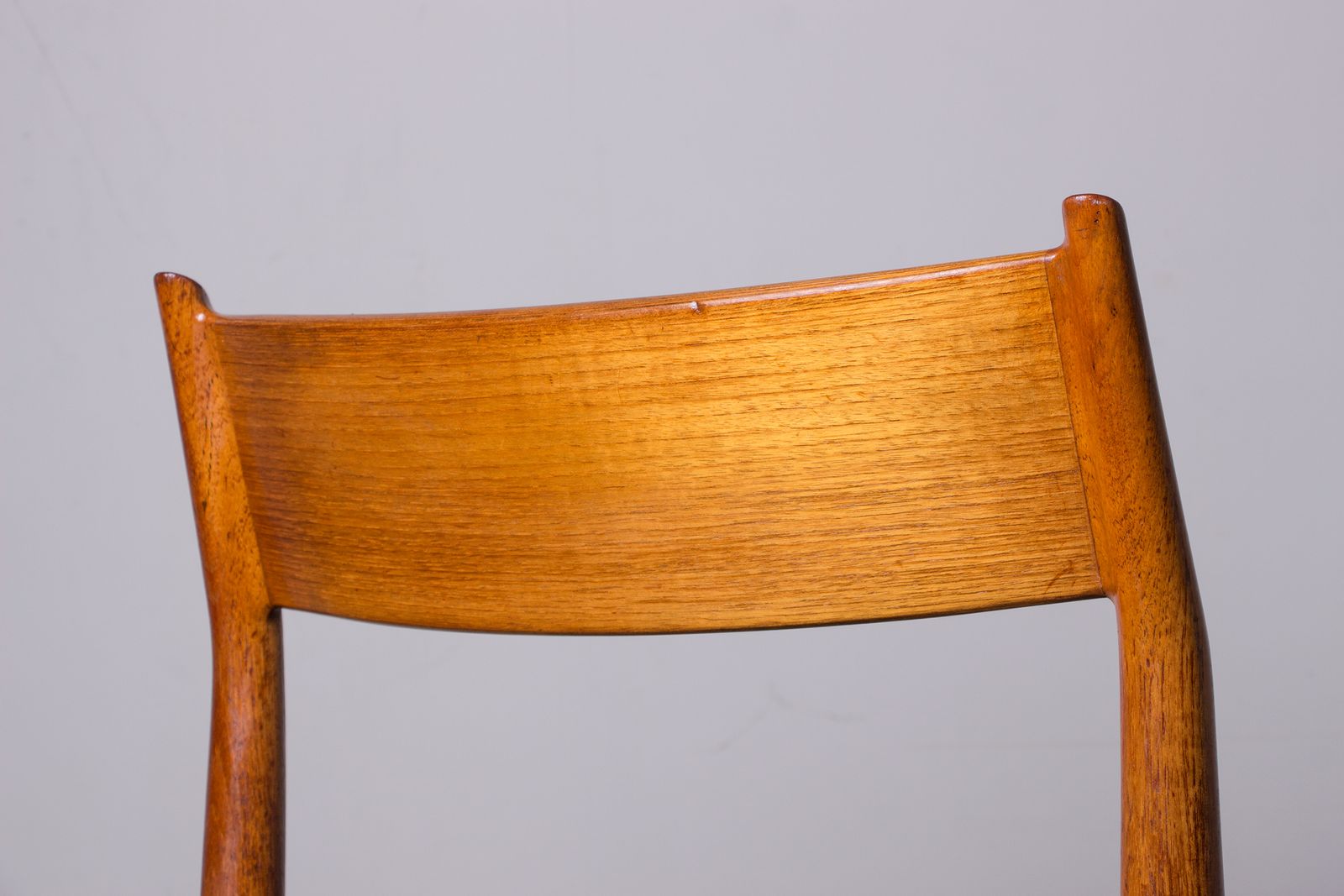photo furniture Ensemble de 6 chaises danoises en teck et skaï neuf, modèle 418, par Arne Vodder pour Sibast, 1960.