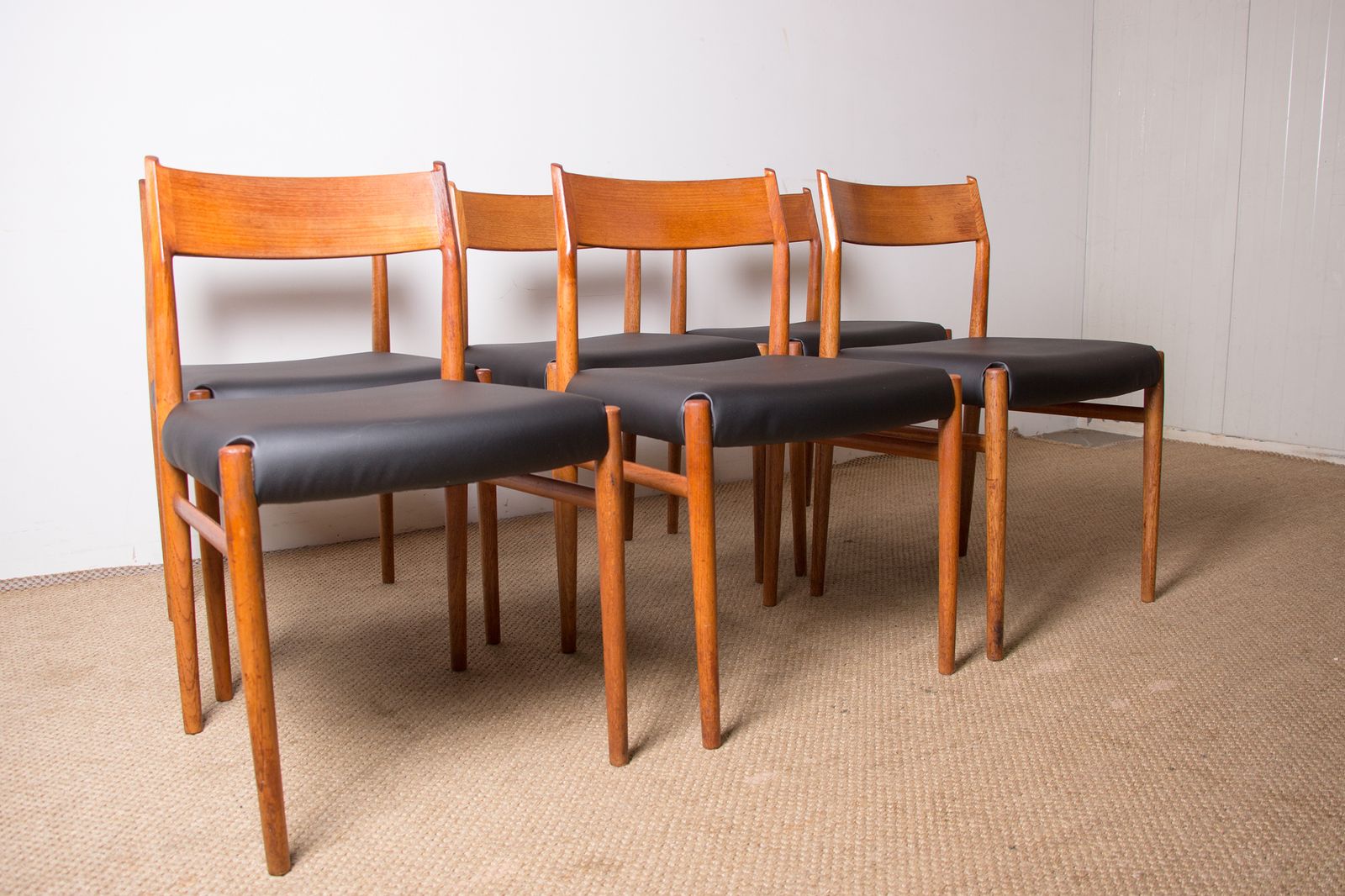 Set Of 6 Danish Chairs In Teak And New Skai, Model 418 By Arne Vodder For Sibast 1960.