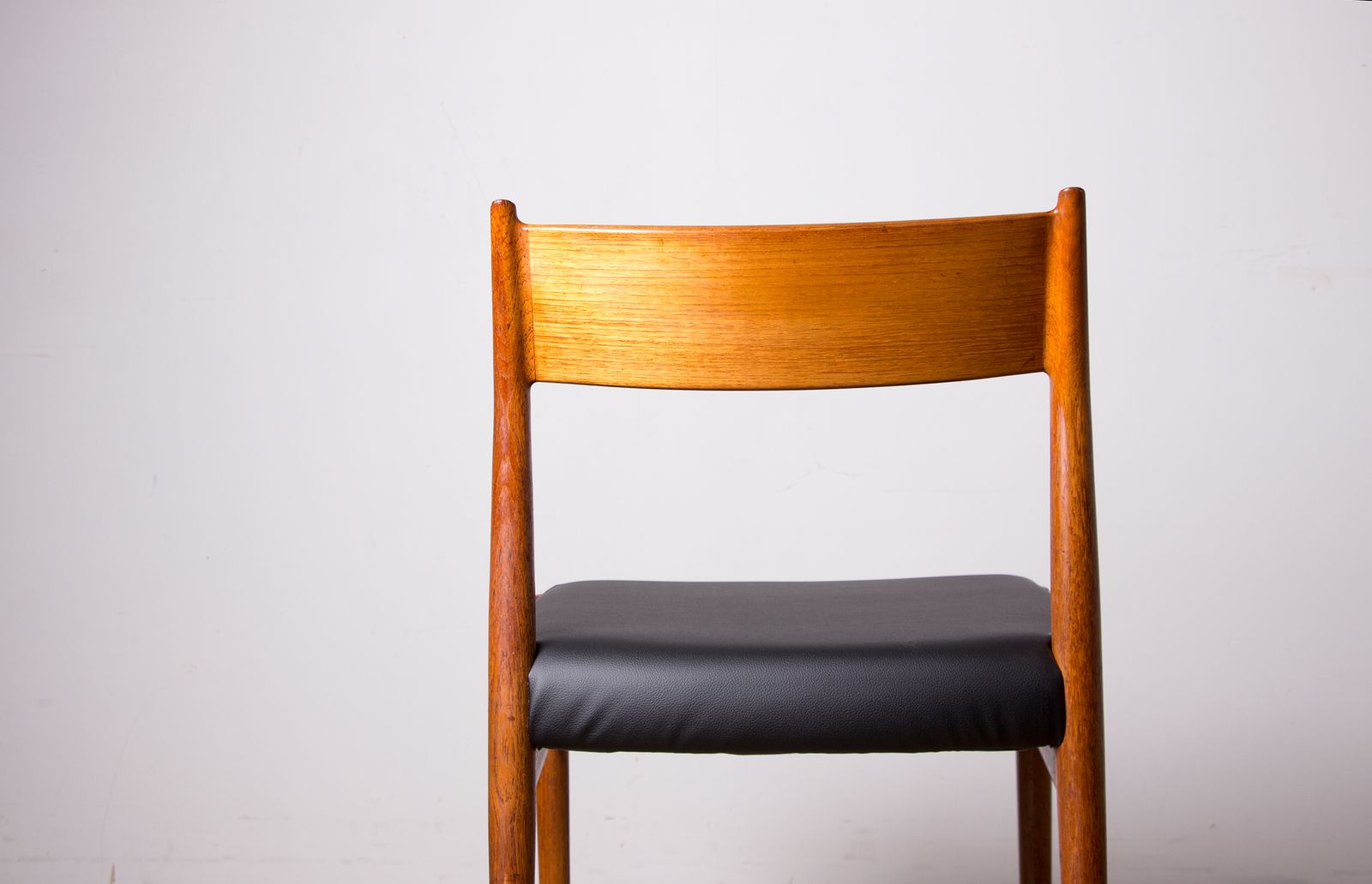 3000.0 Ensemble de 6 chaises danoises en teck et skaï neuf, modèle 418, par Arne Vodder pour Sibast, 1960. photo