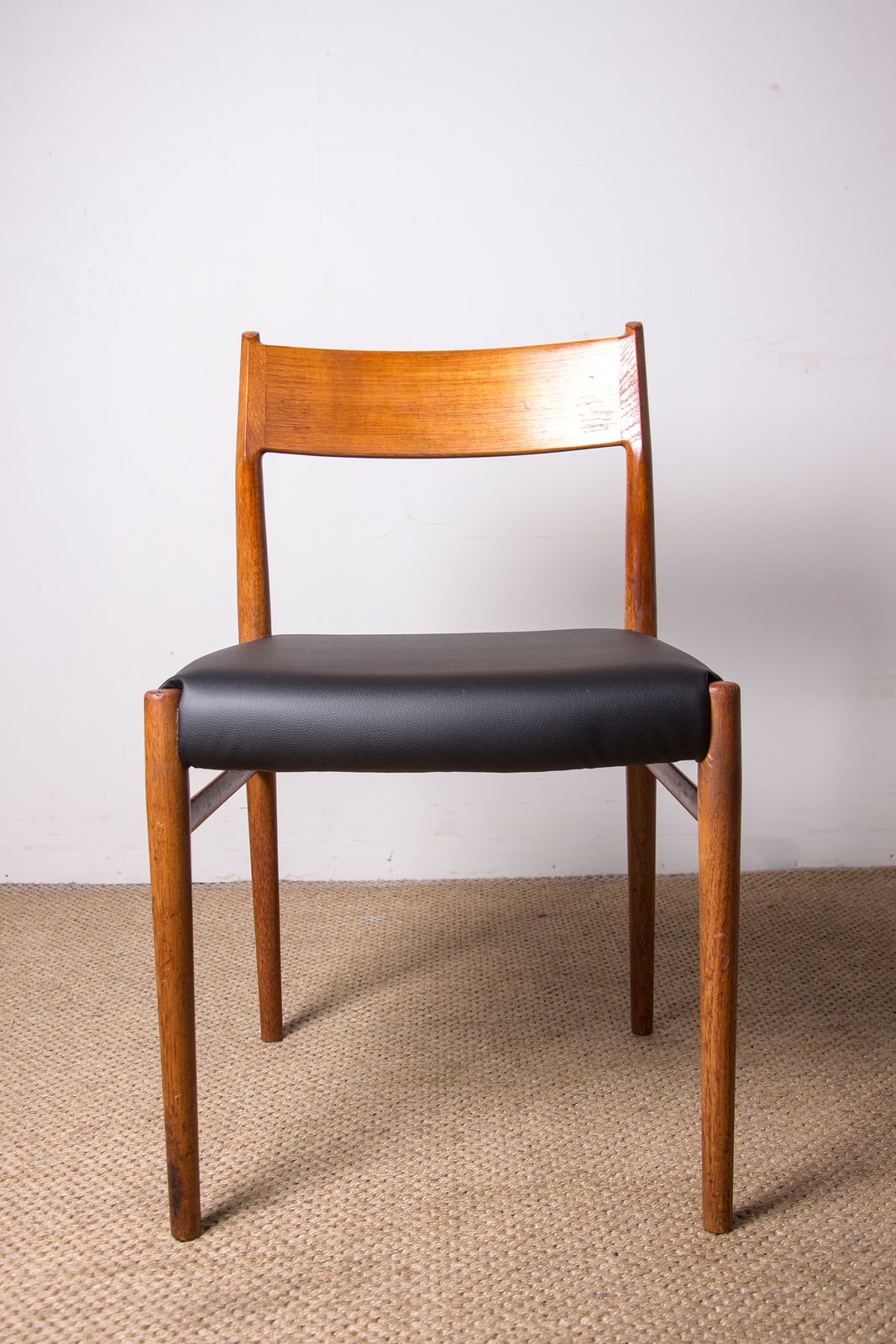 photo buy Ensemble de 6 chaises danoises en teck et skaï neuf, modèle 418, par Arne Vodder pour Sibast, 1960.