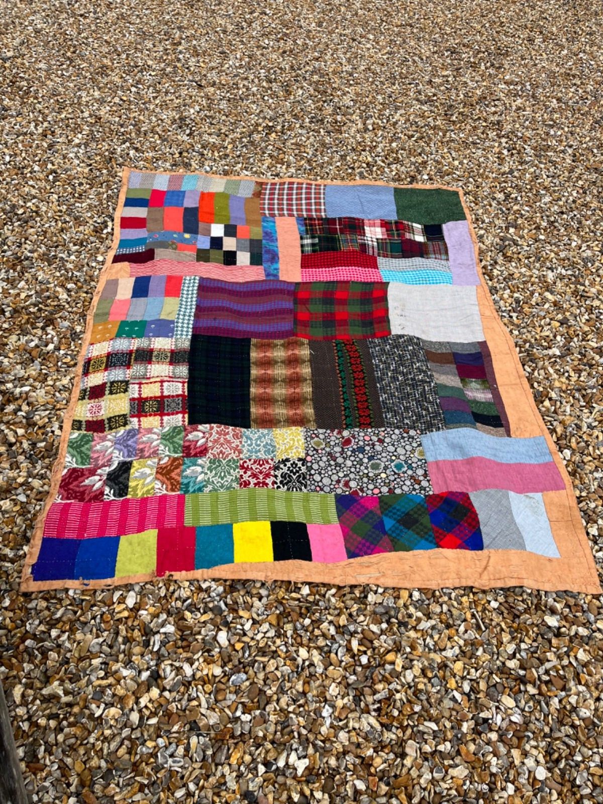 photo vinterior Vintage Patchwork Quilt Handmade Circa 1950’s Colourful