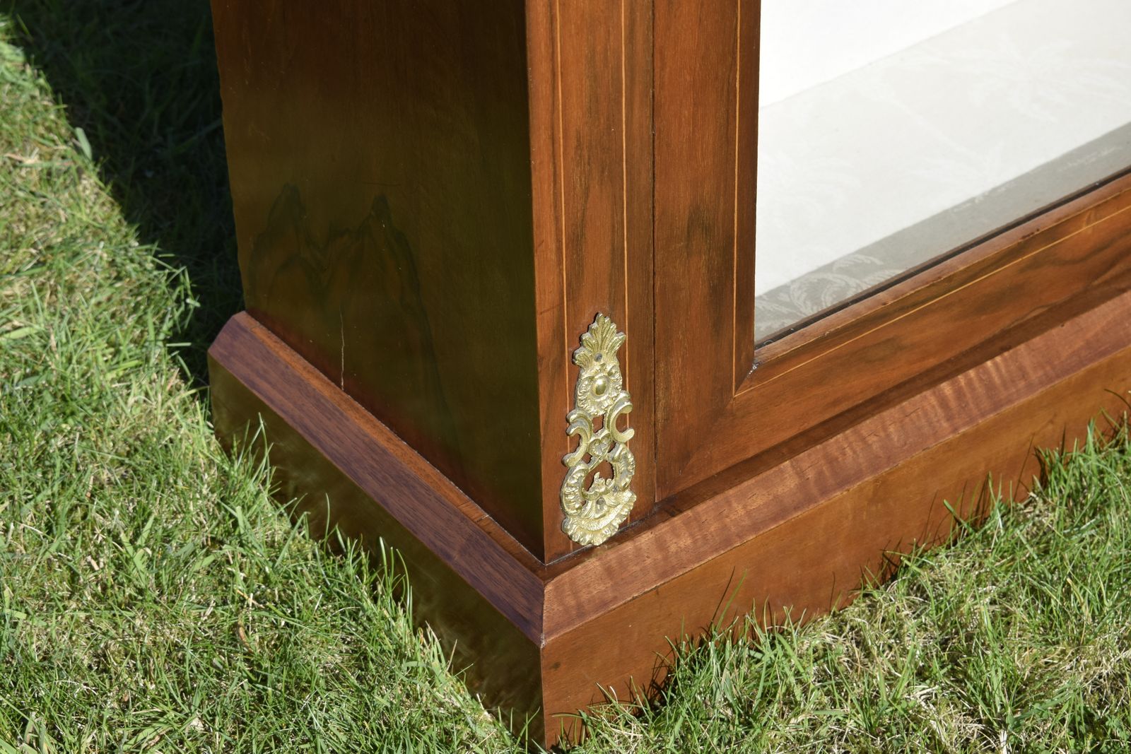 photo vintage Victorian Walnut Inlaid Cabinet