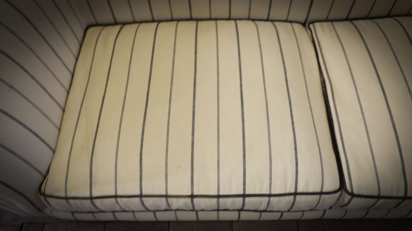 Superb Timothy Oulton Westminster Feather 2.5 Seater Leather Sofa Nautical Linen photo for sale