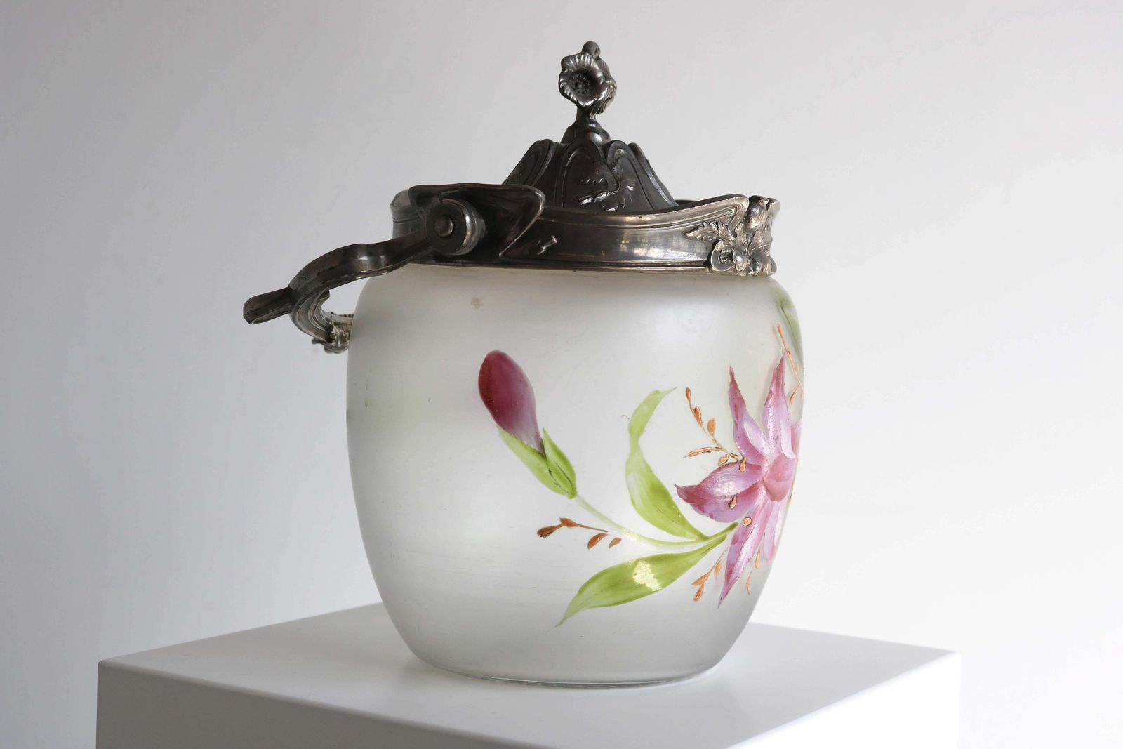 photo for sale Antiek Floraal Handgeschilderd Geëmailleerd Glazen Biscuitblik, Art Nouveau, Frankrijk