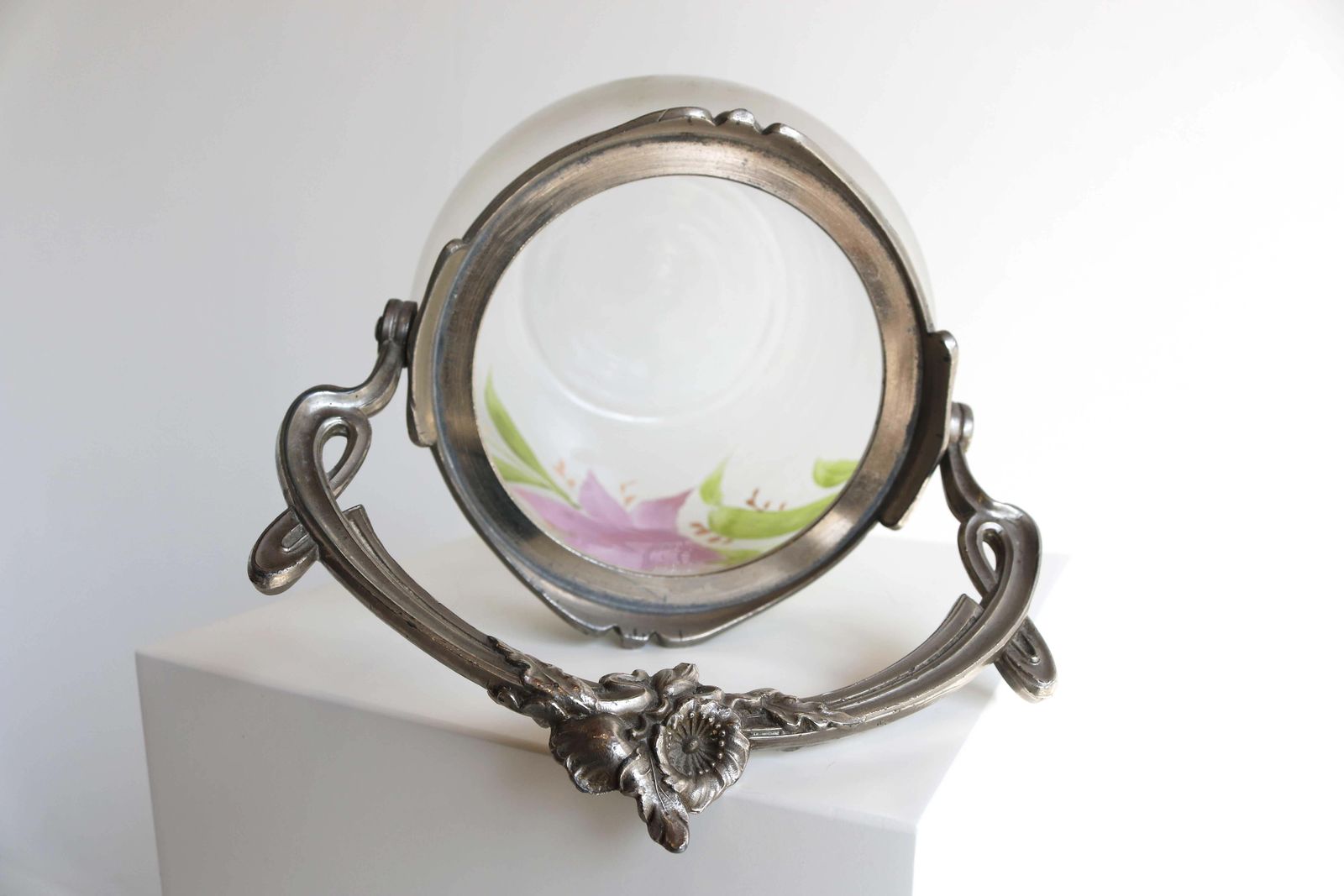 photo vintage Antiek Floraal Handgeschilderd Geëmailleerd Glazen Biscuitblik, Art Nouveau, Frankrijk