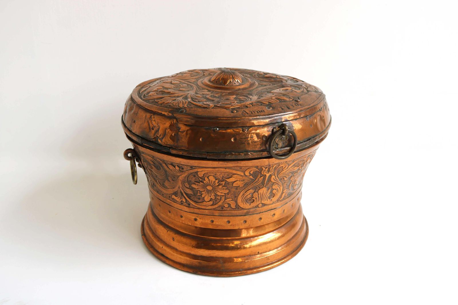 Gedecoreerde Antieke Nederlandse Koperen Schaal / Pot Met Deksel, 18e Eeuw, Gedateerd 1750 photo for sale