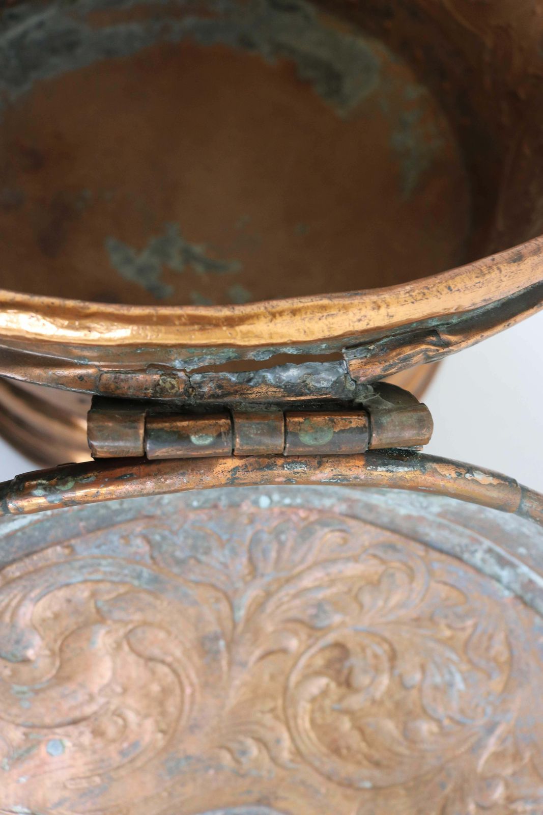 photo buy Gedecoreerde Antieke Nederlandse Koperen Schaal / Pot Met Deksel, 18e Eeuw, Gedateerd 1750