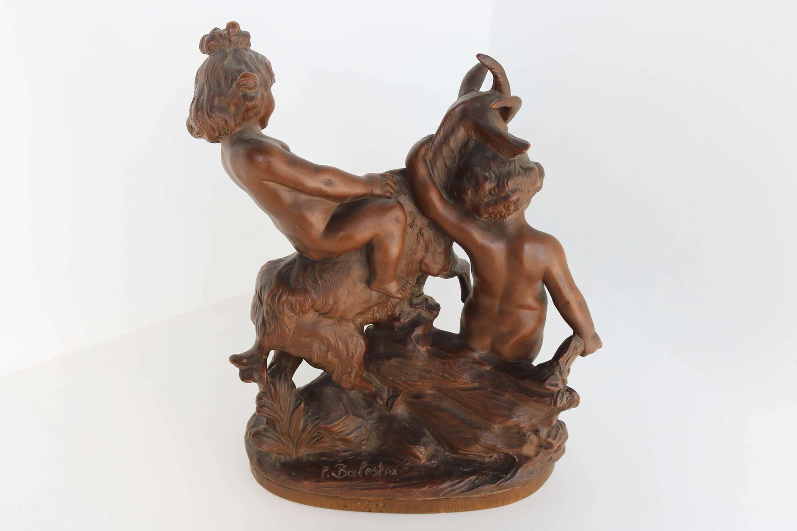 photo vinterior Terracotta Sculptuur Jongen En Meisje Spelend Met Geit, Naar Pietro Balestra, Begin 20e Eeuw