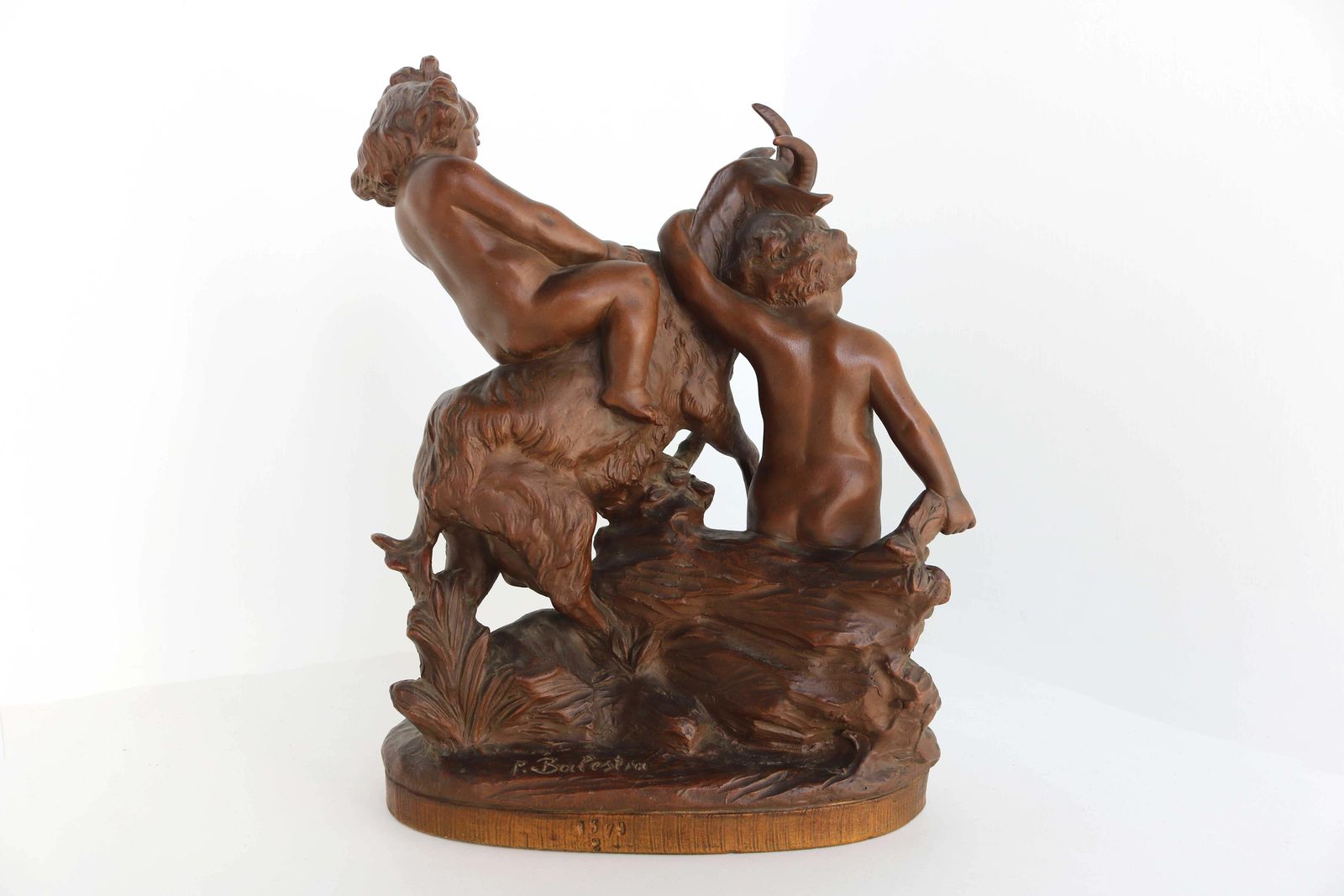 photo vintage Terracotta Sculptuur Jongen En Meisje Spelend Met Geit, Naar Pietro Balestra, Begin 20e Eeuw