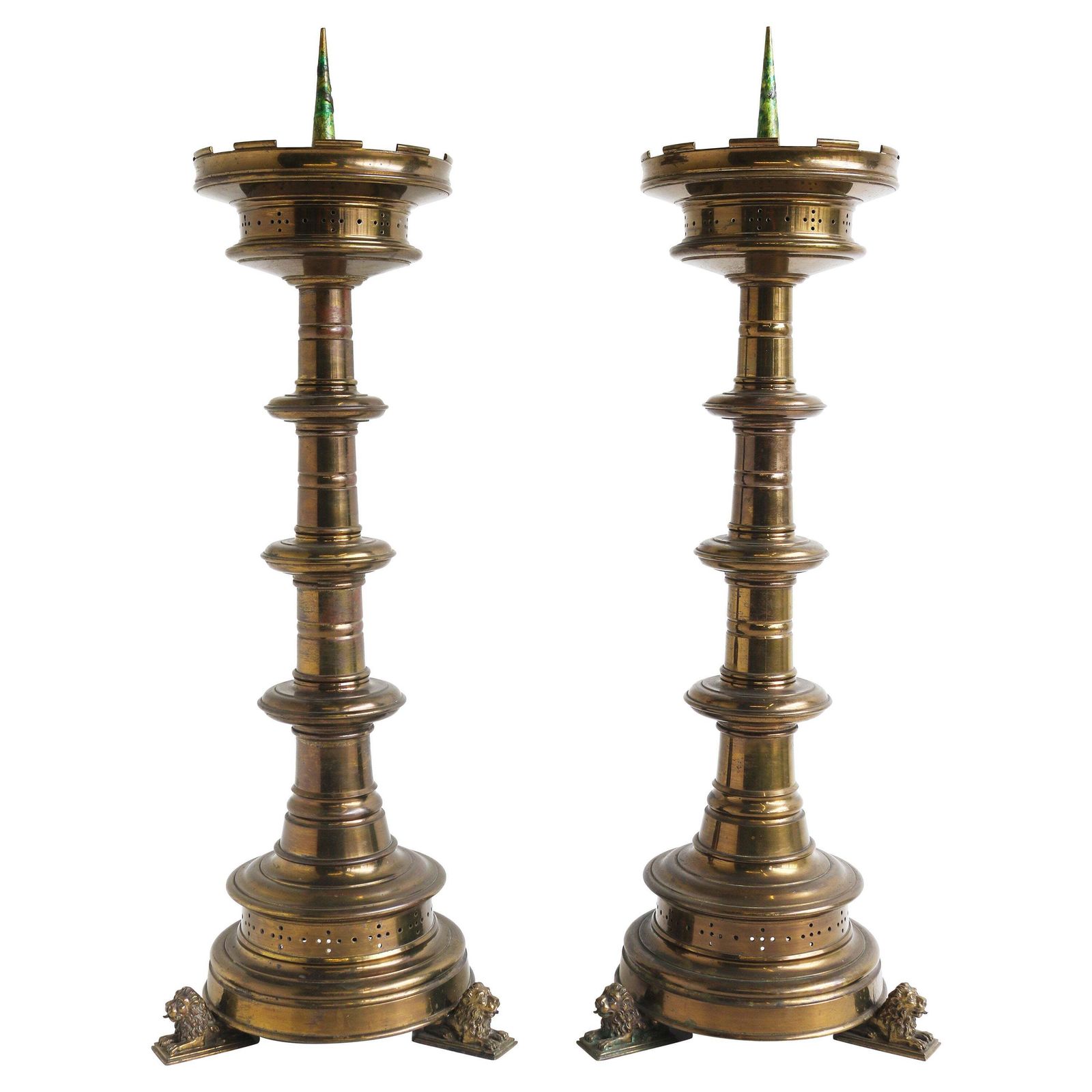 Paar Grote Vergulde Bronzen Gotische Kerkkandelaars Met Leeuwen – Gothic Revival