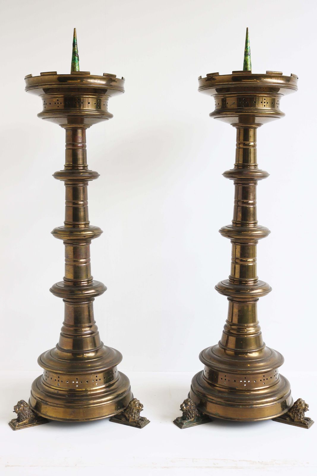 Paar Grote Vergulde Bronzen Gotische Kerkkandelaars Met Leeuwen – Gothic Revival photo for sale