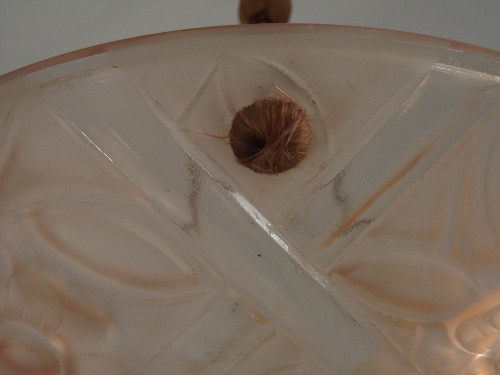 Franse Art Deco plafondlamp met roze glas en bloemmotief, gestempeld S.E.V.B.A photo vinterior