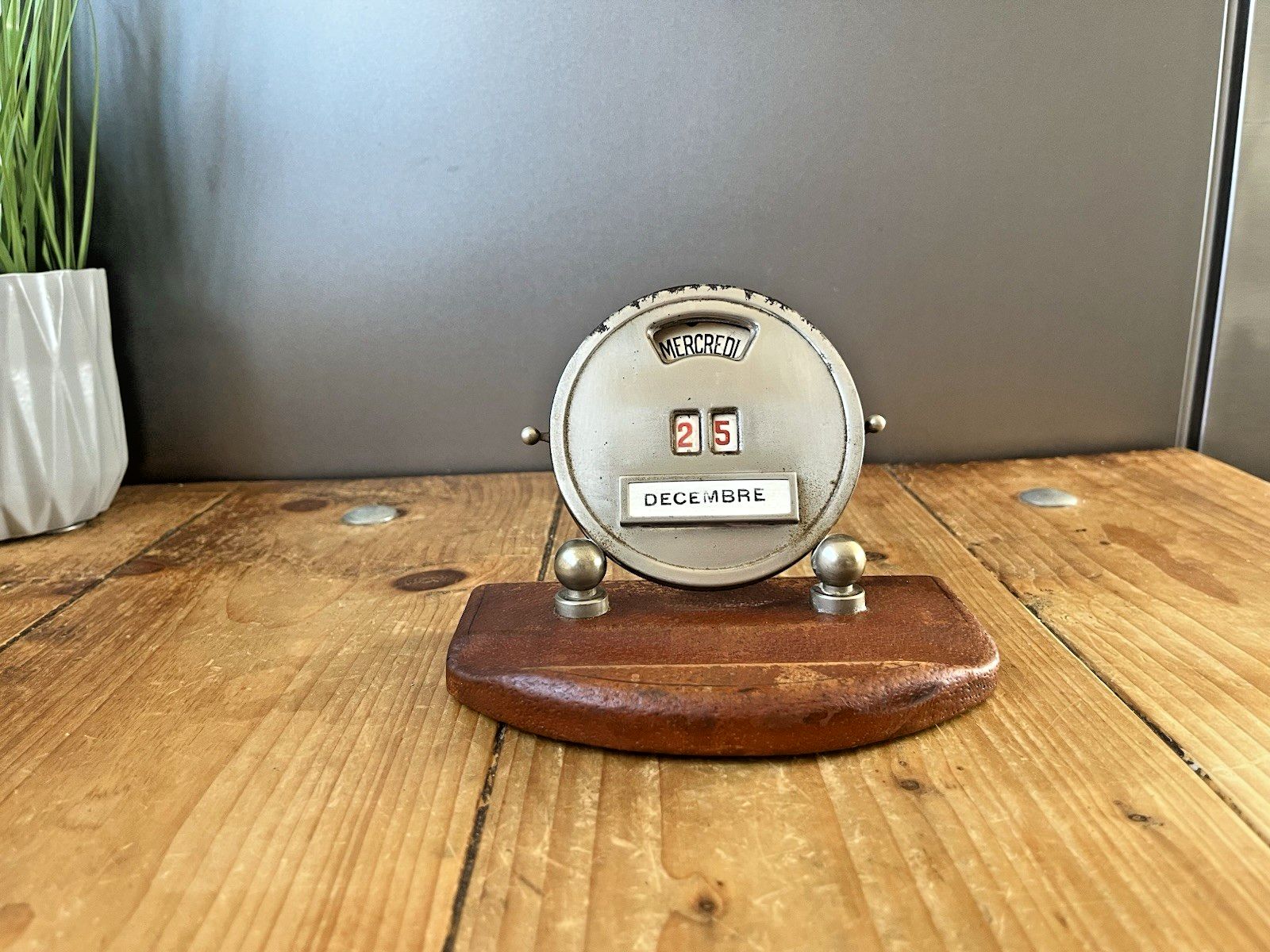 French Art Deco Mistral Working Lever Perpetual Desk Top Calendar Leather Chrome