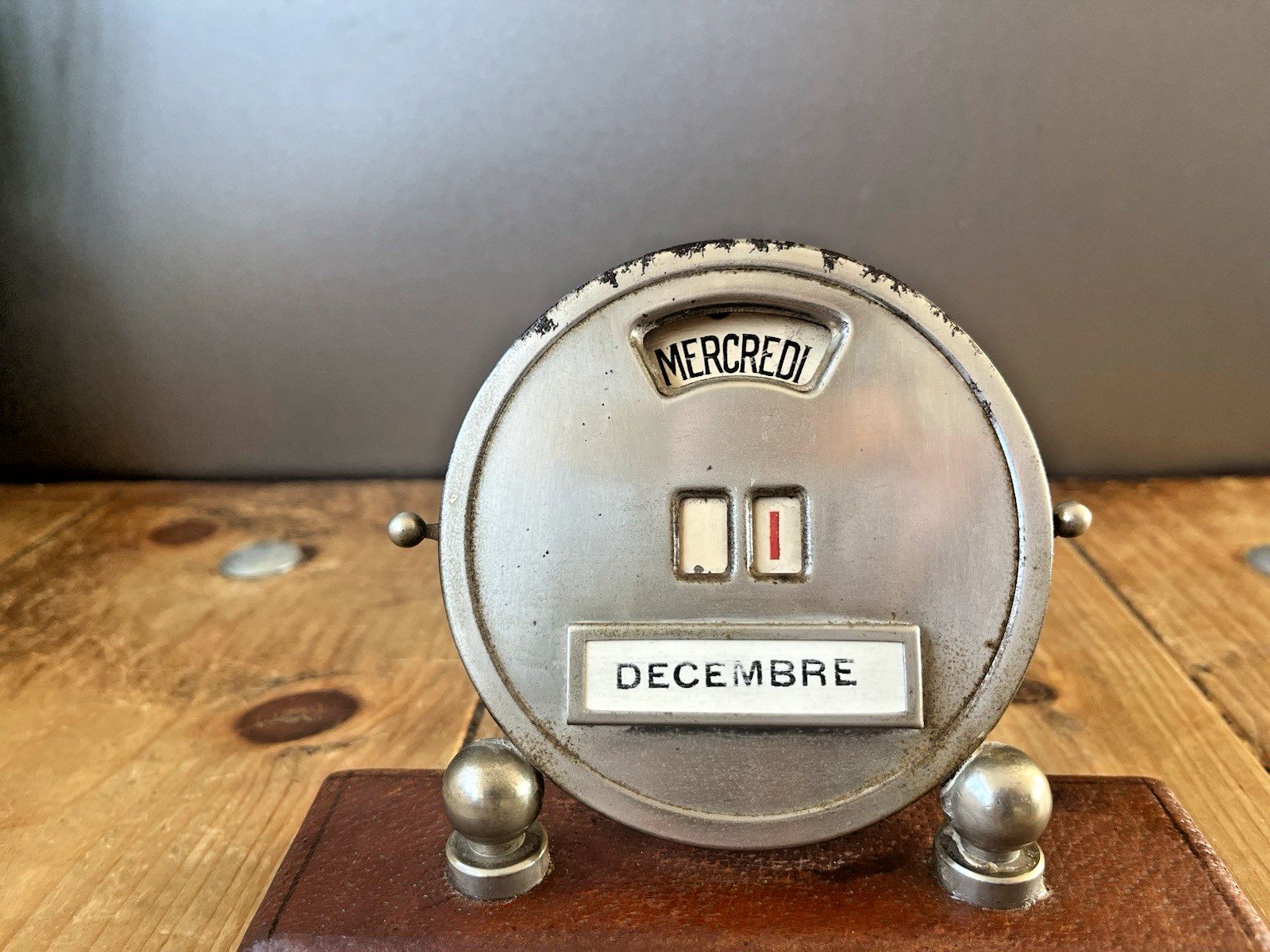 French Art Deco Mistral Working Lever Perpetual Desk Top Calendar Leather Chrome photo vinterior