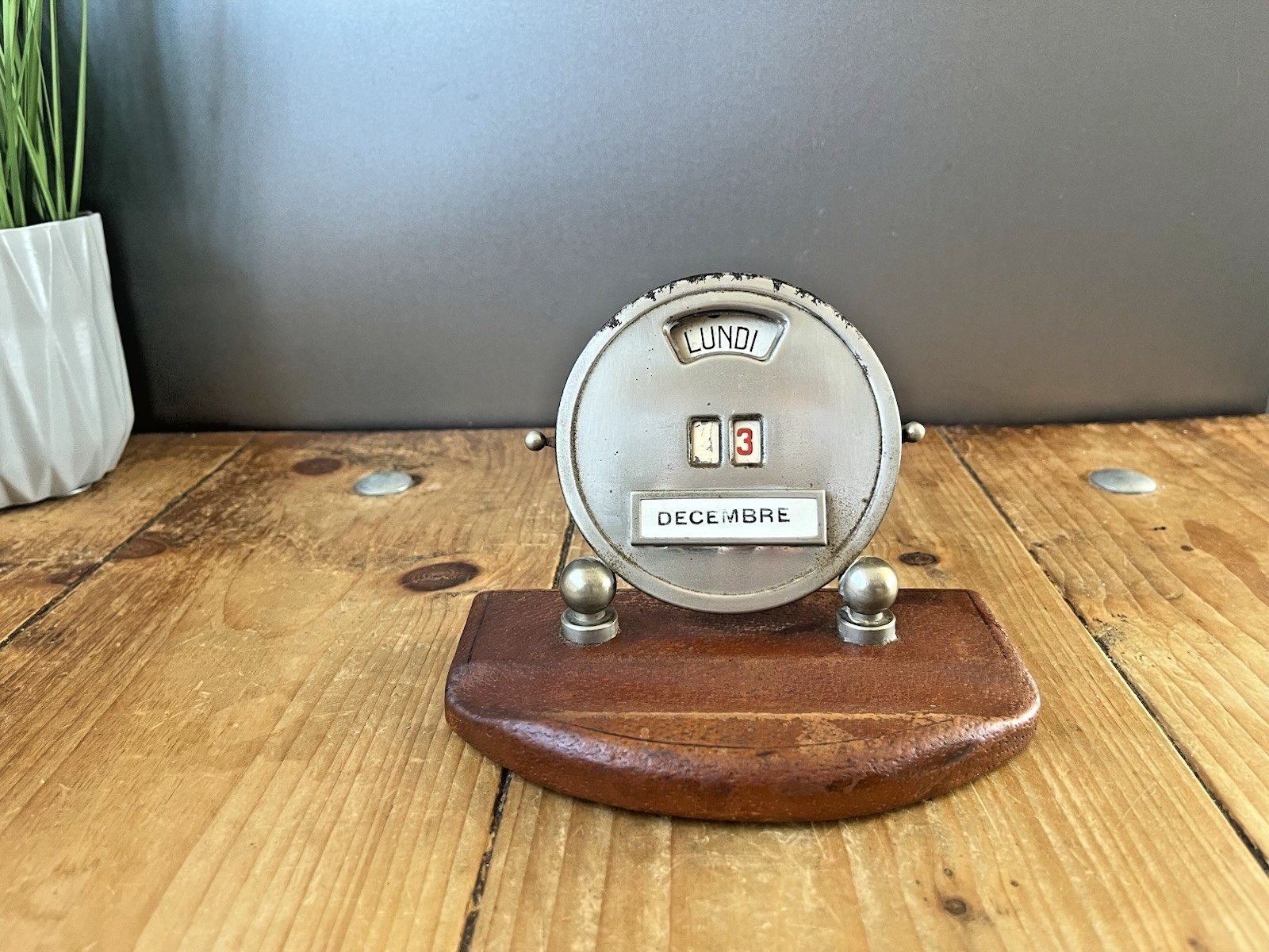 French Art Deco Mistral Working Lever Perpetual Desk Top Calendar Leather Chrome photo vintage