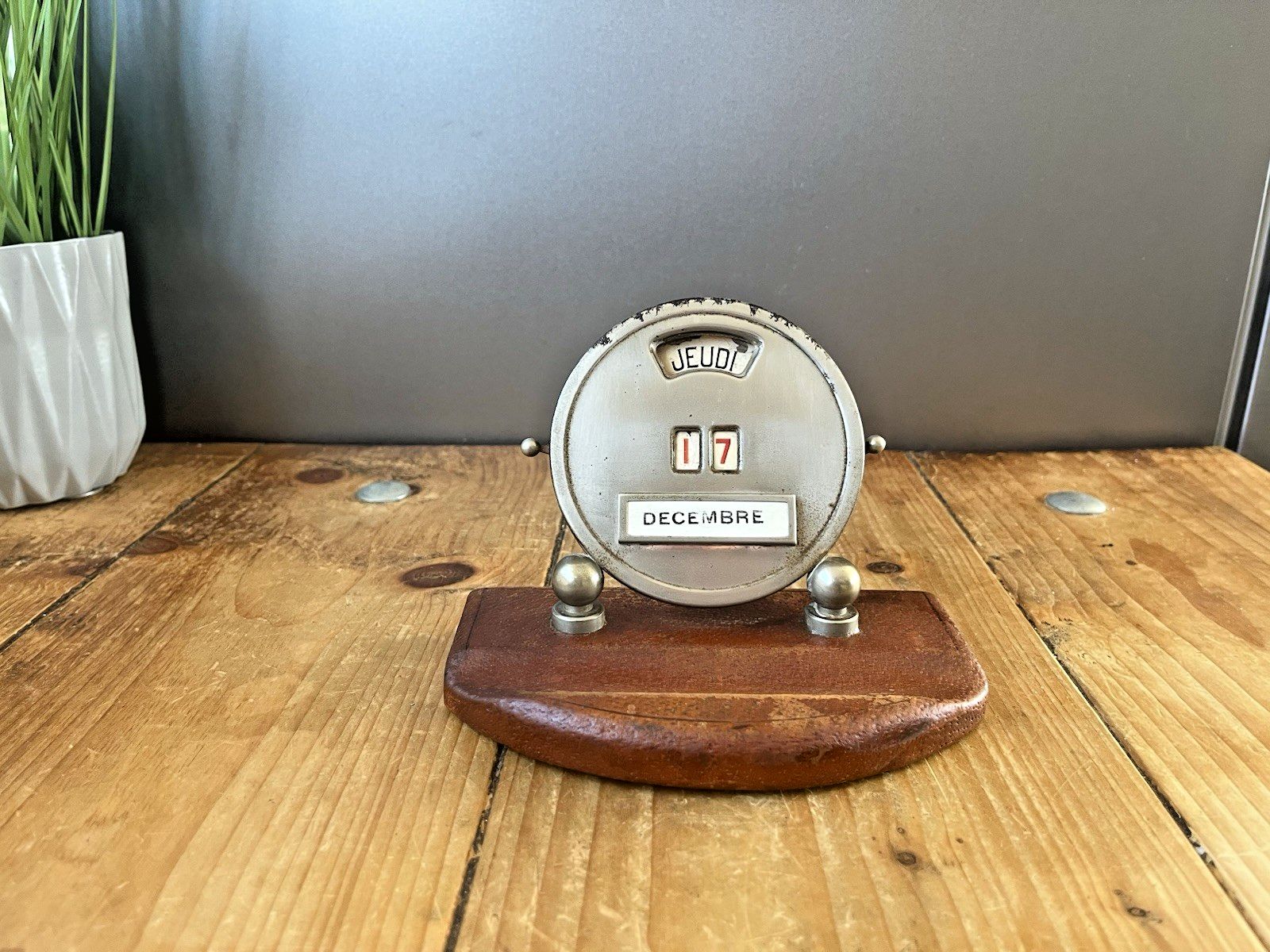115.0 French Art Deco Mistral Working Lever Perpetual Desk Top Calendar Leather Chrome photo
