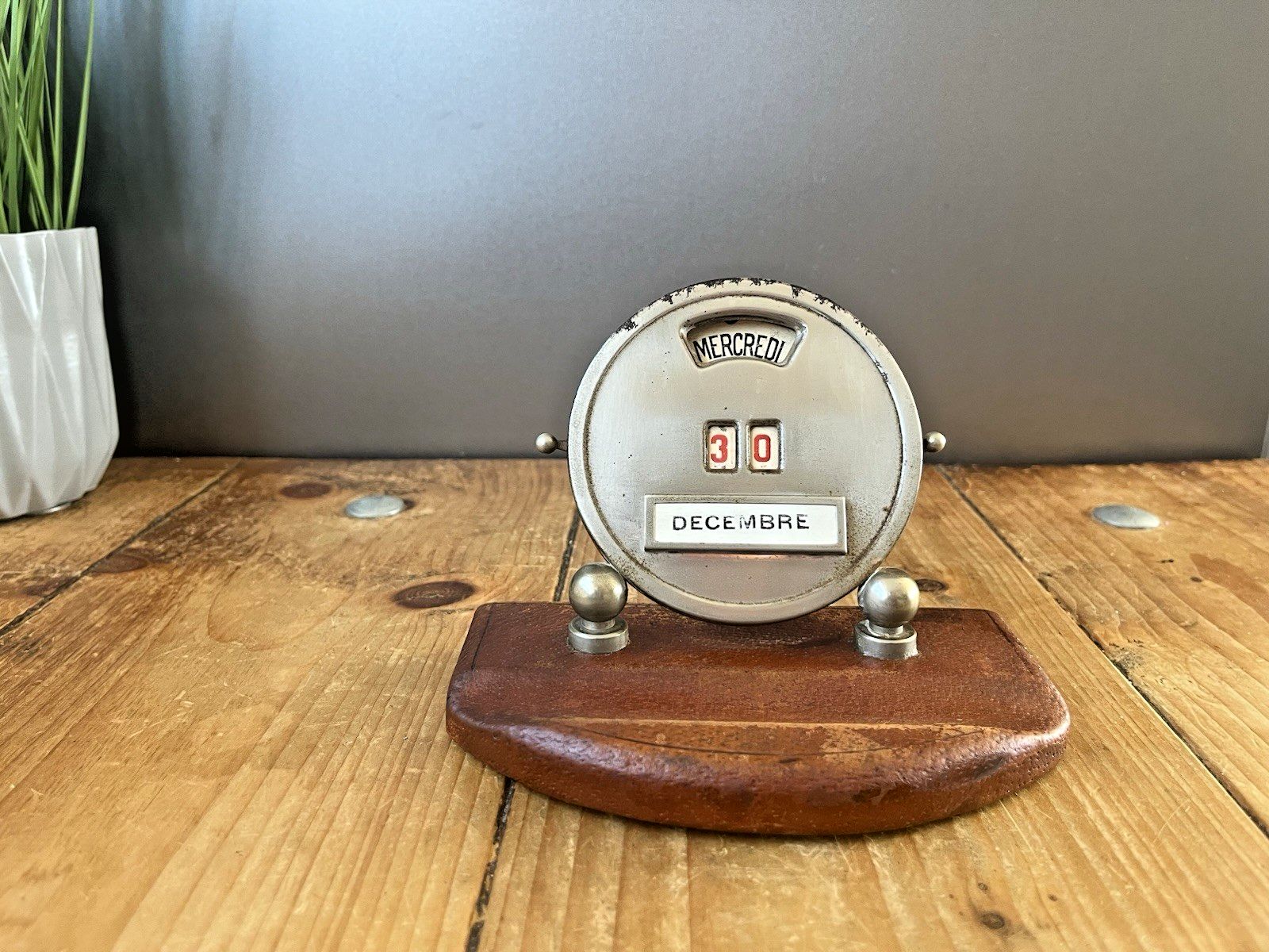 photo vintage French Art Deco Mistral Working Lever Perpetual Desk Top Calendar Leather Chrome