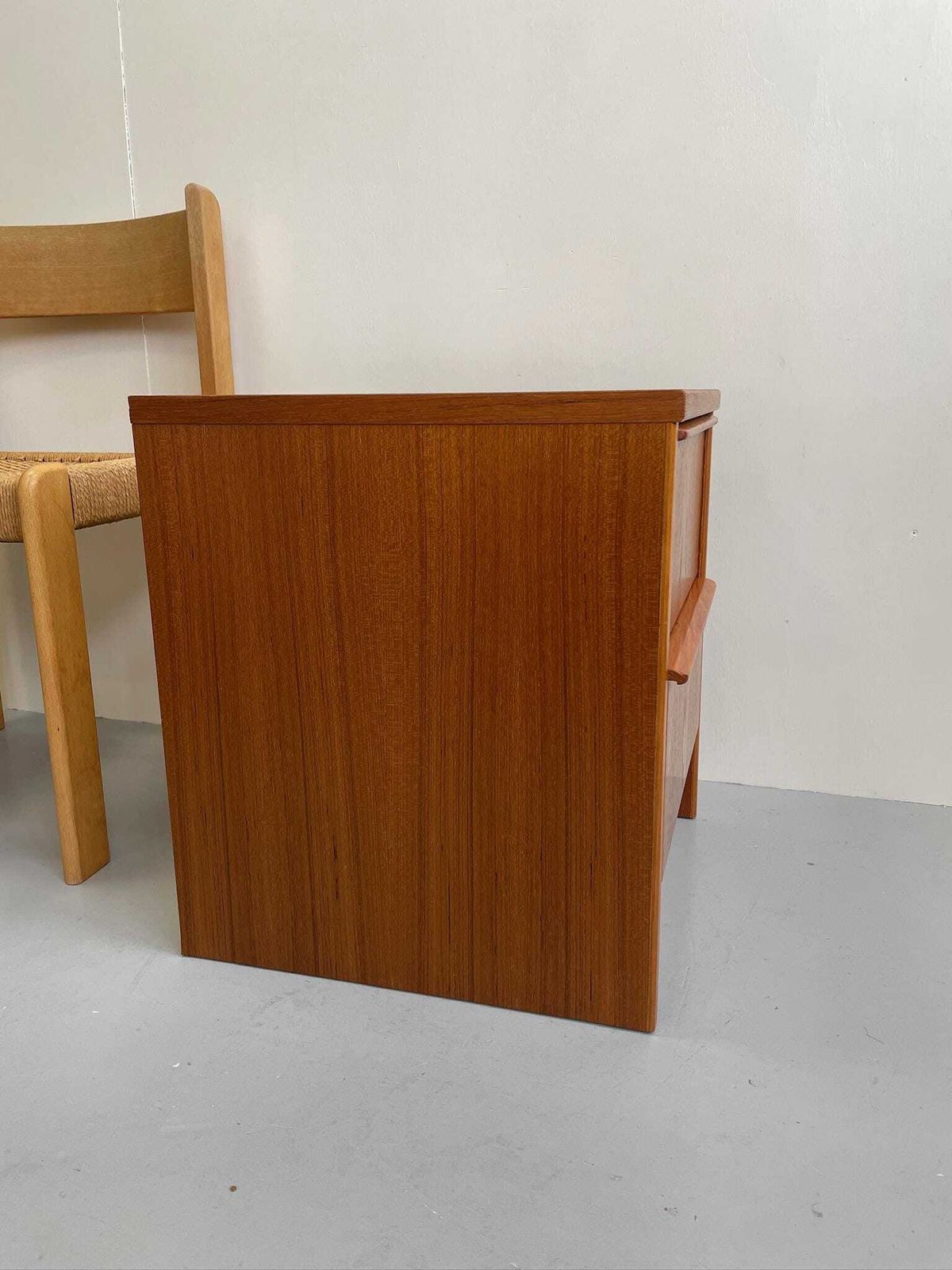 Small Mid Century Teak Chest Of Drawers Or Bedside Cabinet photo 245.0